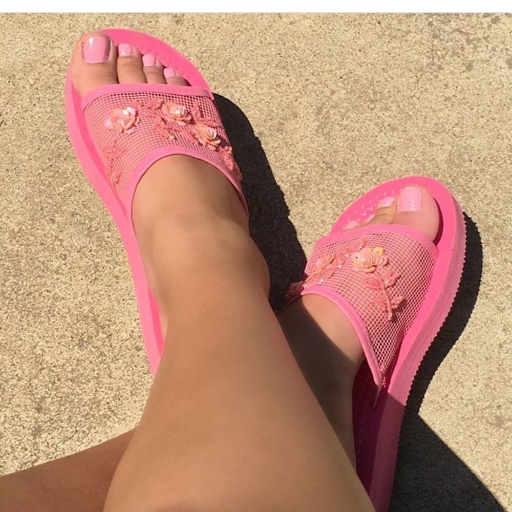 4 pairs of Chinese slippers